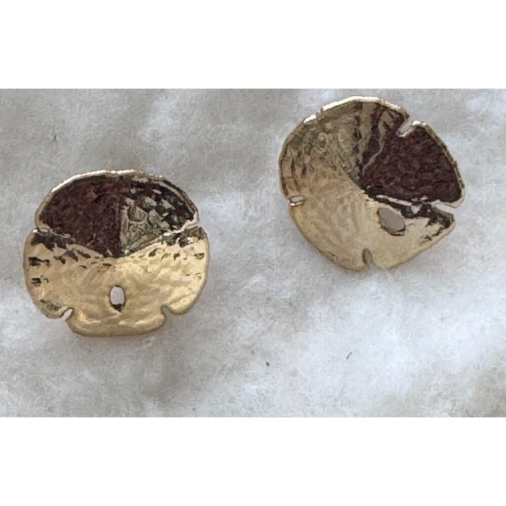 Vintage Sand Dollar Gold Tone Post Pierced Earrings 1/2 Inch Diameter Pretty